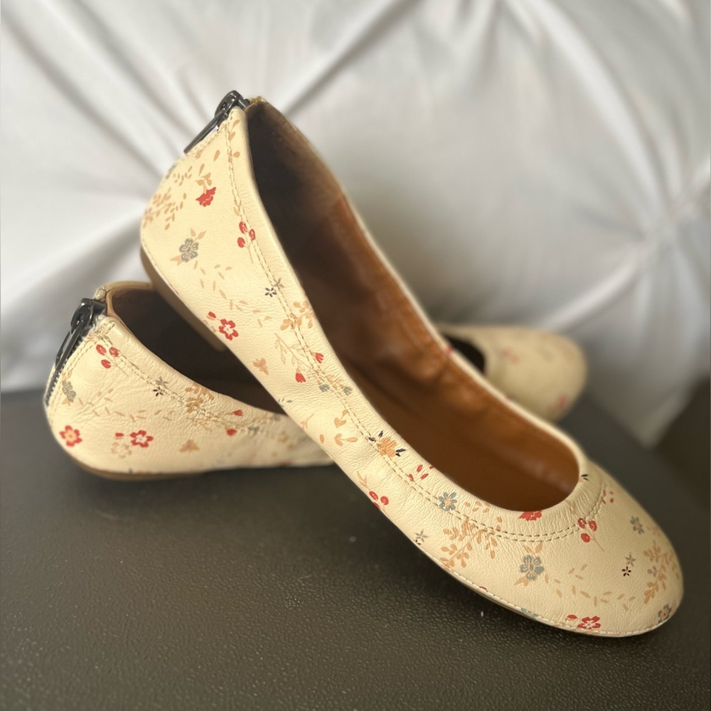 Lucky Brand Womens Sz 7.5 EMMIE Ballerinas Flat Slip On Shoes Cream Floral